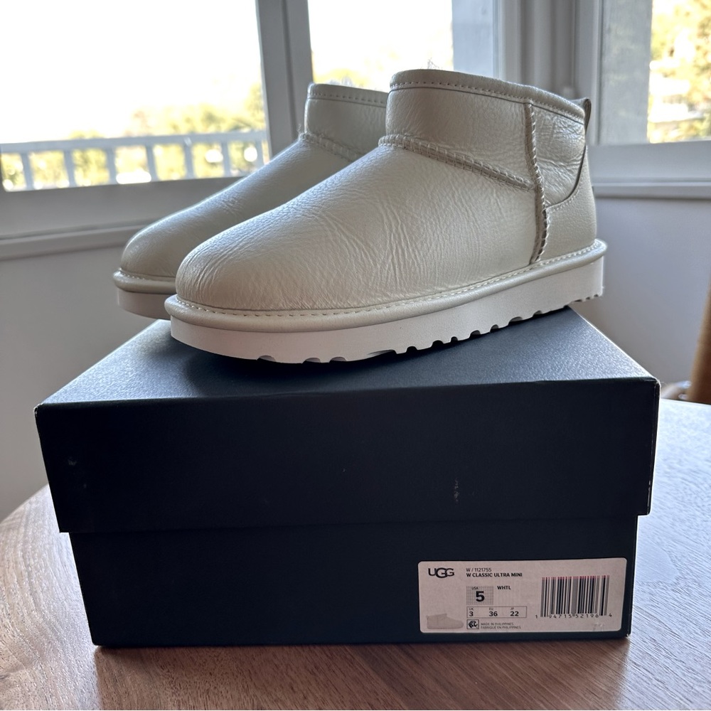 NWT Ugg Classic Ultra Mini Boot in White Leather